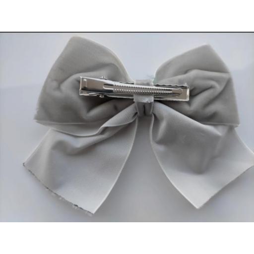 Lazo de pelo gris de terciopelo de Inca Hair. [1]