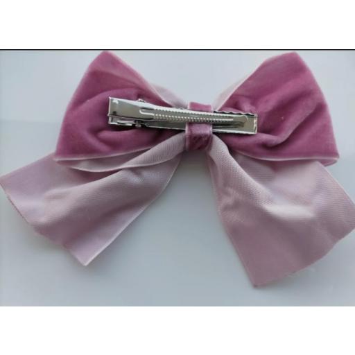 Lazo de pelo rosa de terciopelo de Inca Hair. [1]