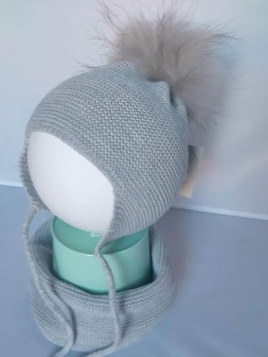 Gorro pompón de pelo gris con cuello de José Luis Navarro.