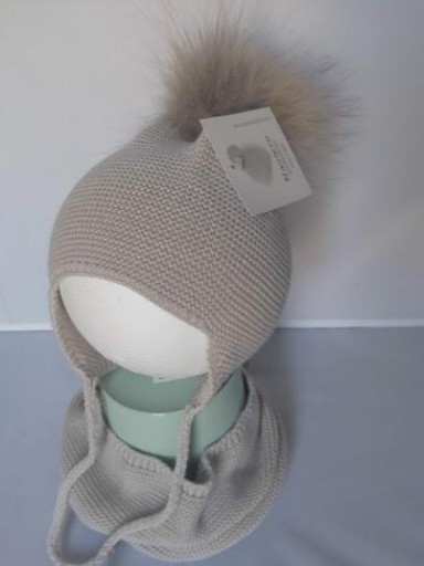 Gorro pompón de pelo color taupe con cuello de José Luis Navarro.