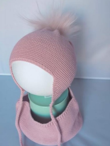 Gorro pompón de pelo rosa empovado con cuello de José Luis Navarro. [0]