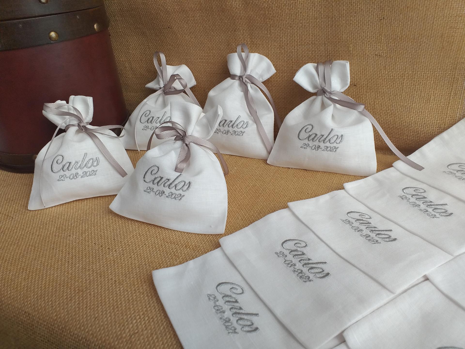 Bolsita de lino blanco.