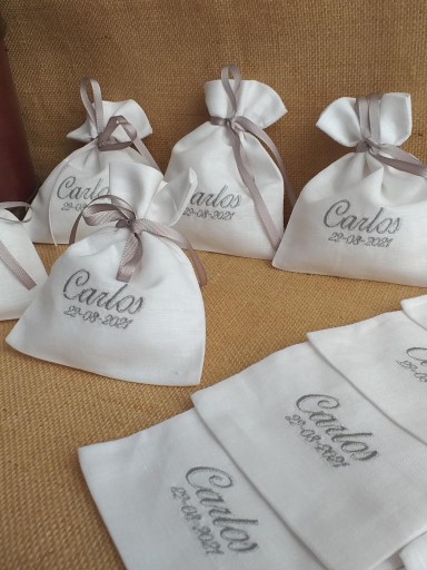 Bolsita de lino blanco.