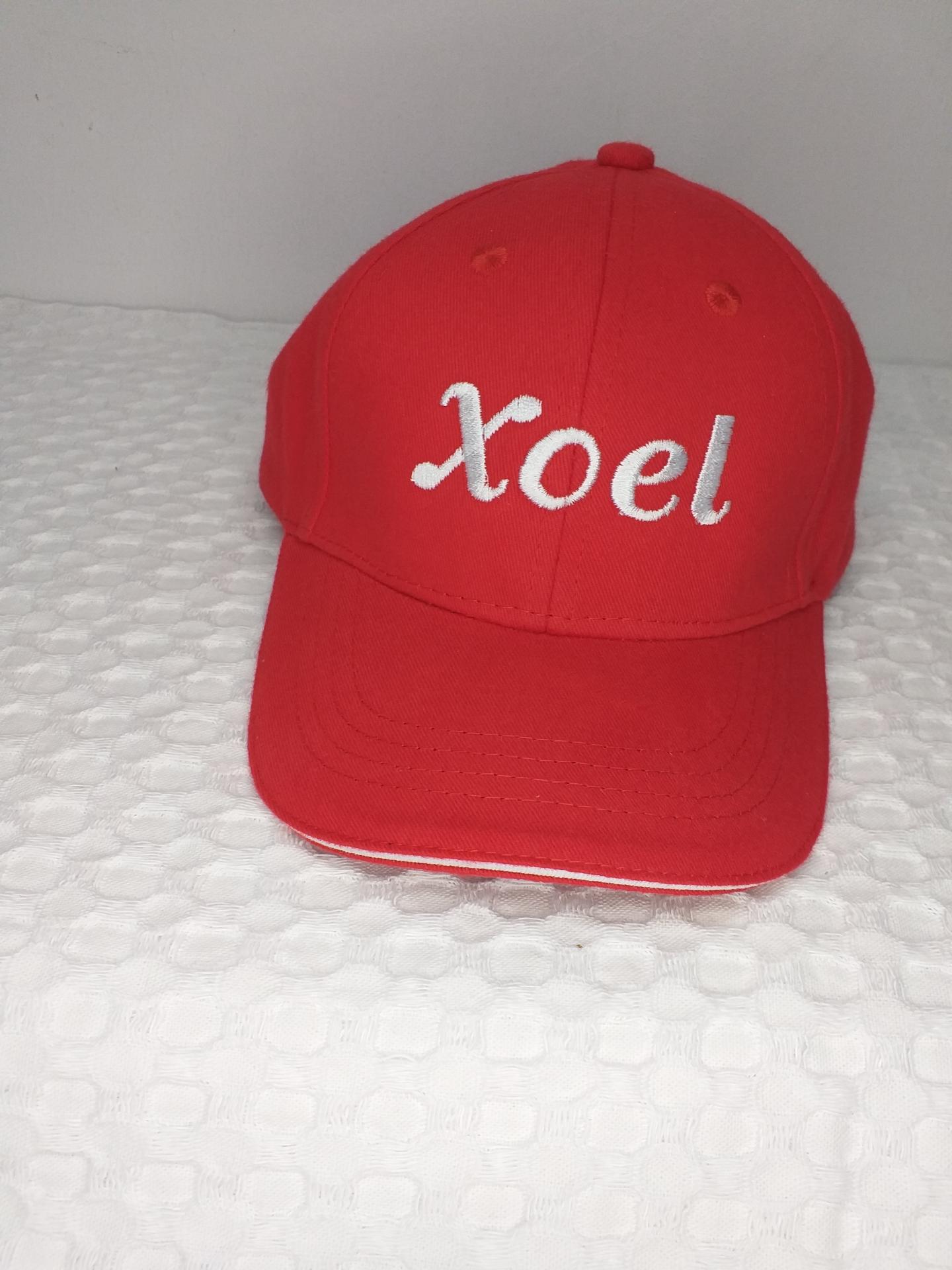 Gorra roja bordada en blanco 