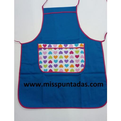 Delantal turquesa de corazones. [0]
