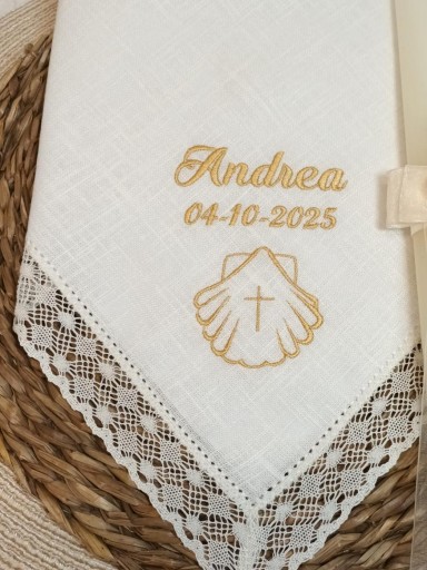Pañuelo Bautizo Concha y Cruz dorado.