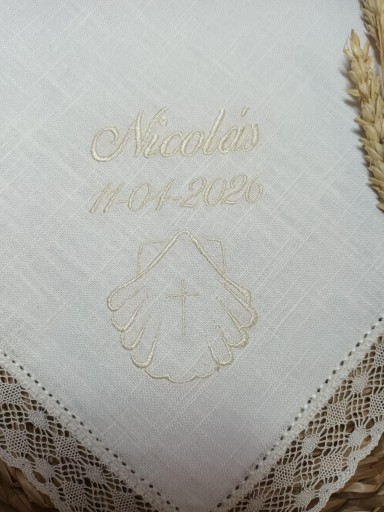 Pañuelo Bautizo crudo concha y Cruz. [2]