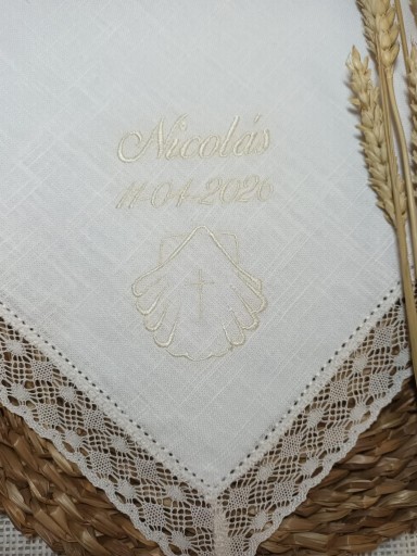 Pañuelo Bautizo crudo concha y Cruz. [1]