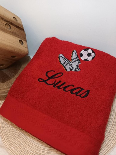 Toalla roja botas y balón fútbol  [0]