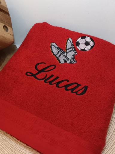 Toalla roja botas y balón fútbol  [1]