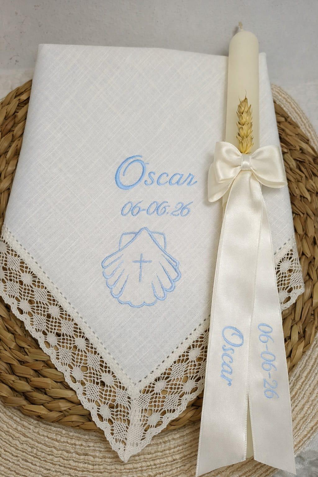 Pañuelo y vela Bautizo bordado azul.