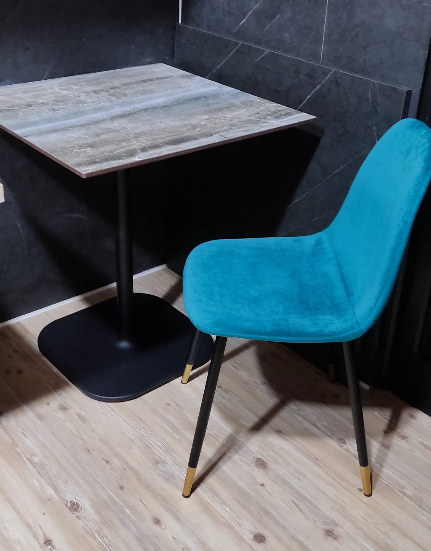 Mesa compacto Alabastro y silla terciopelo azul