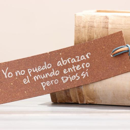 Marcapáginas | Yo no puedo abrazar el mundo entero pero Dios sí [0]
