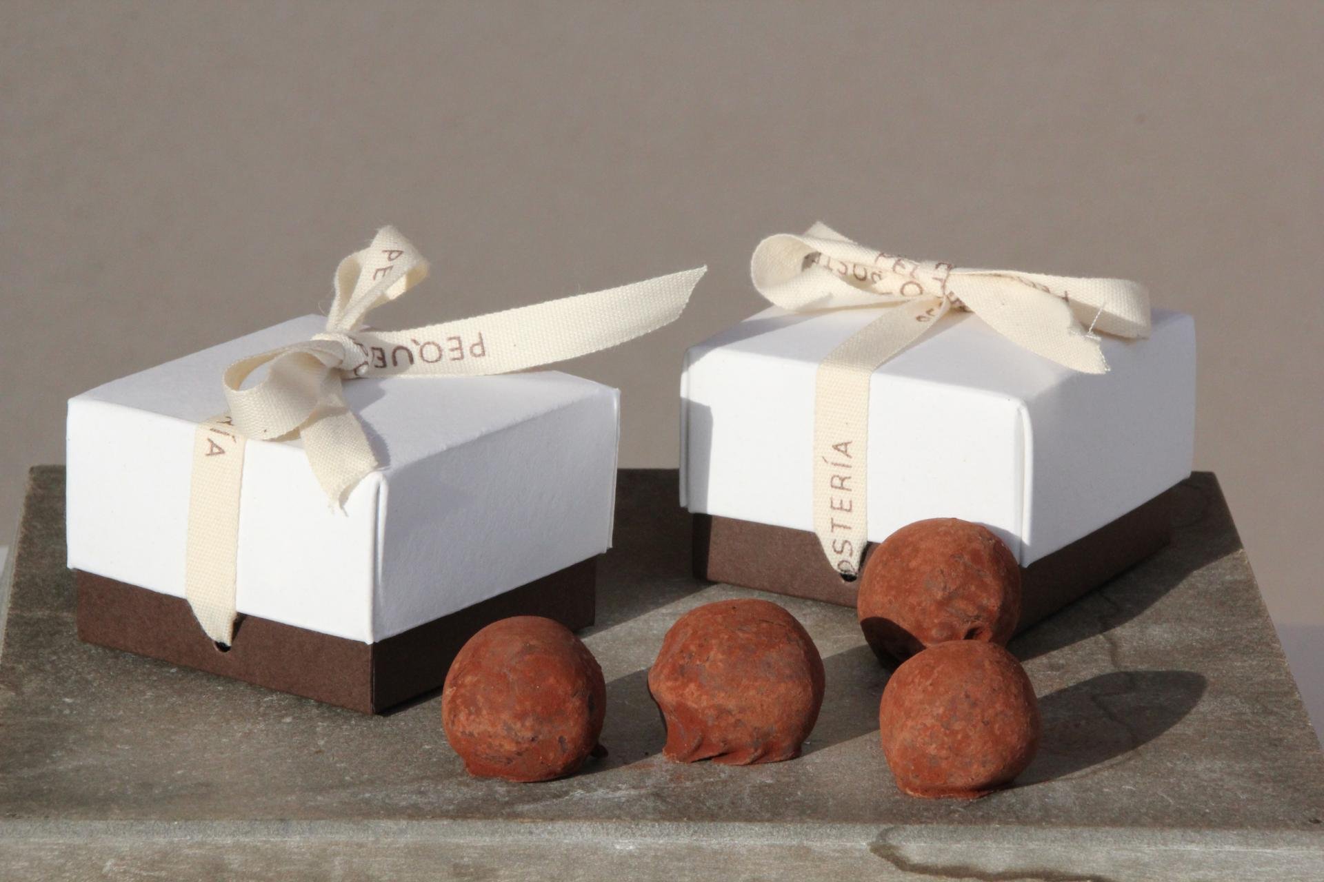 Cofre cubo con lazo.jpg