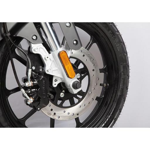 Moto eléctrica deportiva CR6 de Horwin [2]