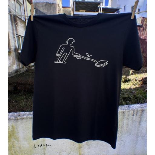 Camiseta negra NO SE ASUSTE, ES UN LIBRO