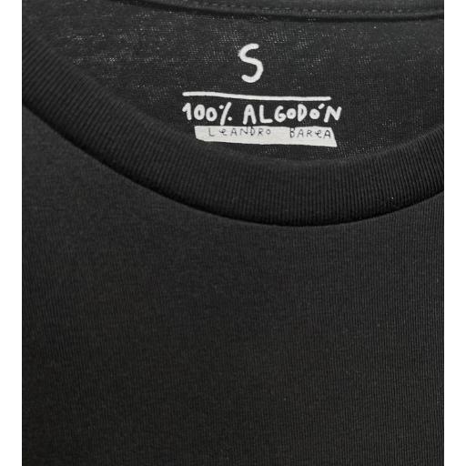 Camiseta negra NO SE ASUSTE, ES UN LIBRO [1]