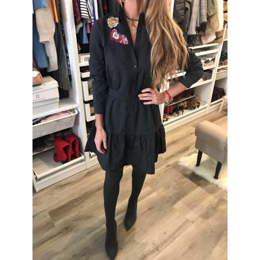 Vestido Gris Flores Bordadas y Volante (Ref. 1070)