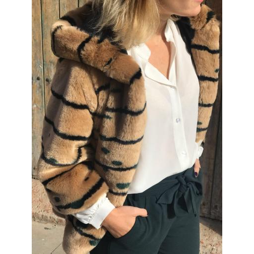 Abrigo Corto con Capucha Estampado (Ref. 1125) [2]