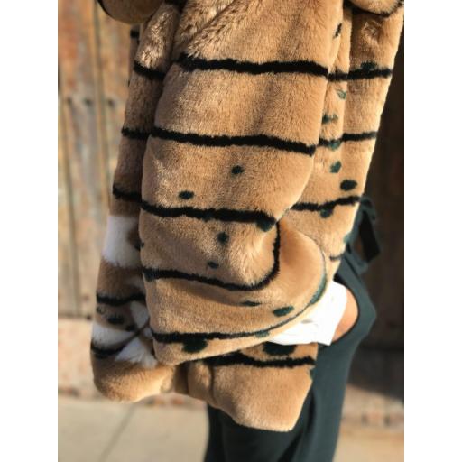 Abrigo Corto con Capucha Estampado (Ref. 1125) [3]