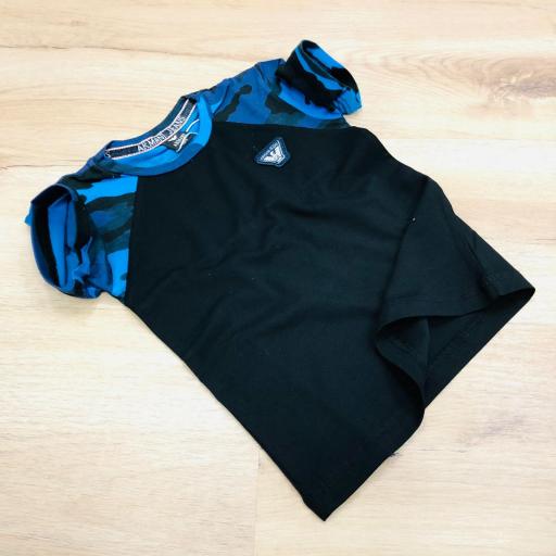 Camiseta negra EA manga azul.
