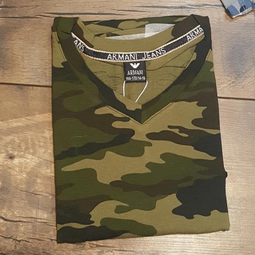 Camiseta EA verde militar con pico niño. [2]
