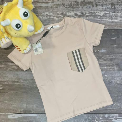 Camiseta Brb beige con bolsillo niño.
