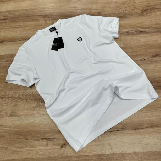 Camiseta EA/ Blanca/ con logo plastico