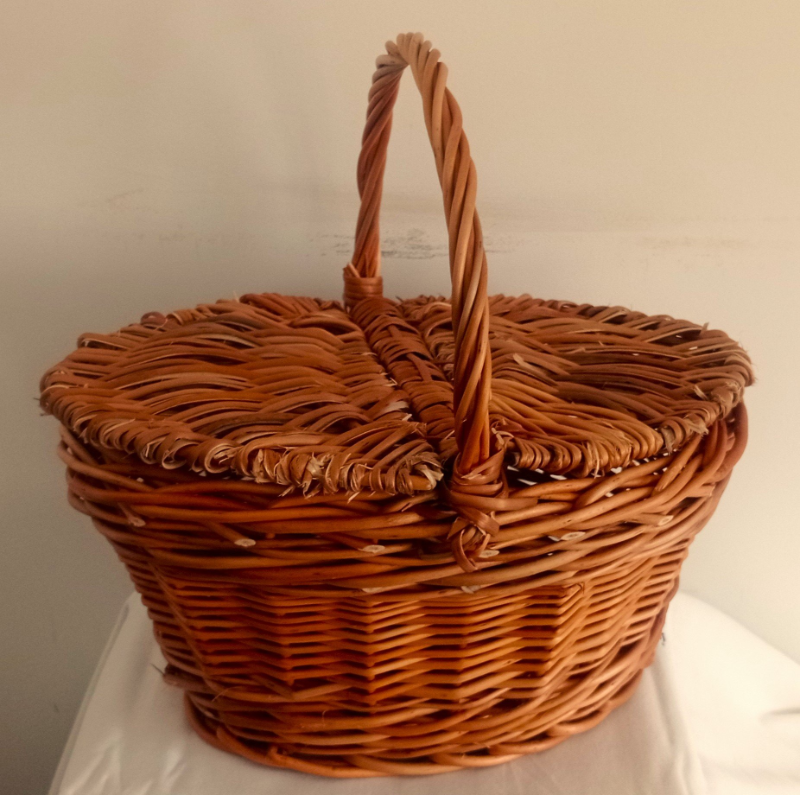 cesta de mimbre pequeña con tapas