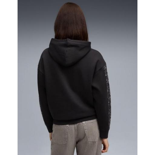 Sudadera Puma Essentials Graphic Animal Print Negra [2]