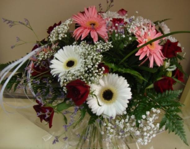 Ramo de gerberas y rosas: 29,00 € 