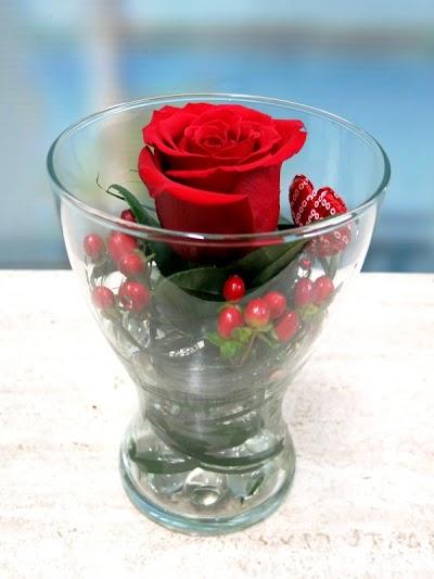 Rosa roja en cristal