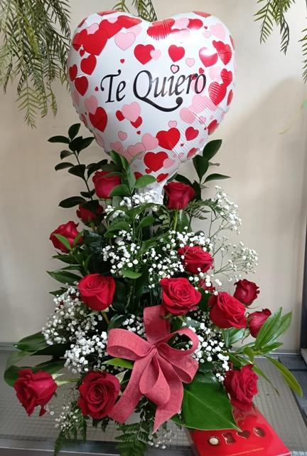 Centro rosas rojas y globo " Te quiero"