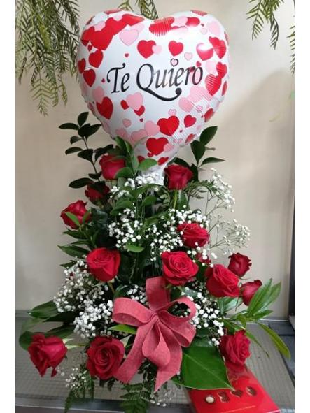 Centro rosas rojas y globo " Te quiero"