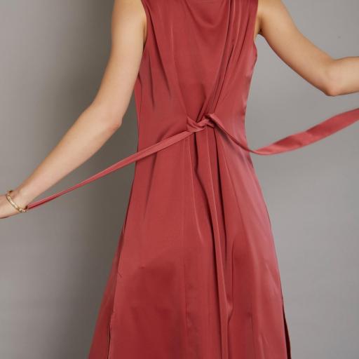 VESTIDO MEISÏE TWIST EN TEJIDO FLUIDO SIN MANGAS CUELLO PICO  [2]