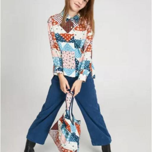 CAMISA DE NIÑA CON MANGA LARGA Y ESTAMPADO DE PATCHWORK COMPAÑIA FANTASTICA