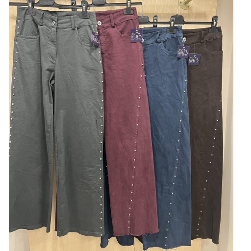 Pantalón tachuelas