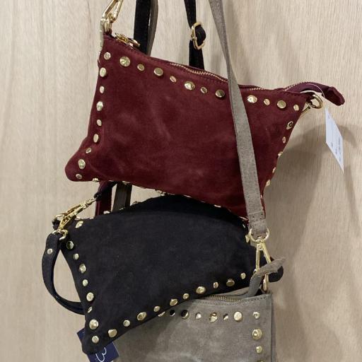 Bolso tachuelas con asa