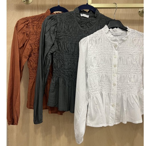 Camisa engomada abierta por delante 