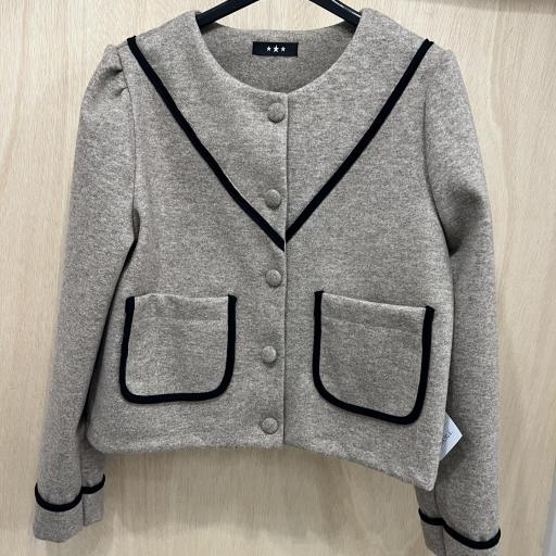 Chaqueta beige bies negro terciopelo 