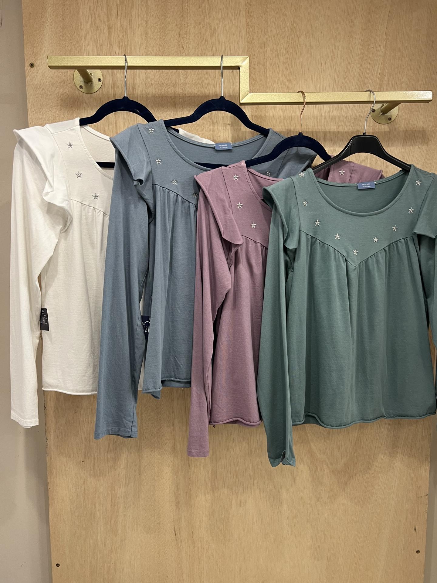 Camiseta volante estrellas bordadas