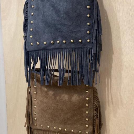 Bolso flecos tachuelas