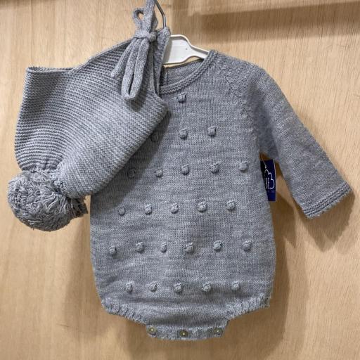 Pelele con gorrito gris