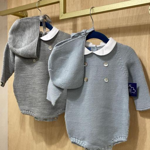 Pelele cuello blanco con gorrito y patucos