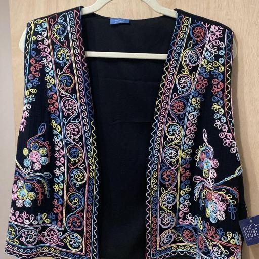 Chaleco negro bordado multicolor
