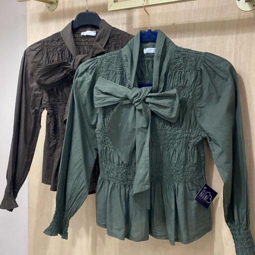 Camisa engomada abierta con lazo