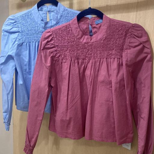 Camisa azul fruncida pecho y mangas