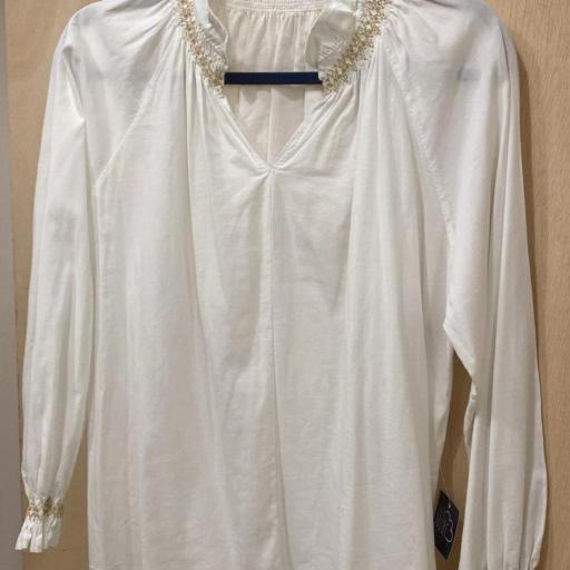 Camisa blanca engomada cuello bordada oro cuello y puño