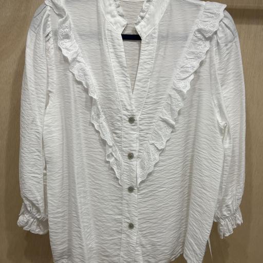 Camisa blanca volante tira bordada en pico