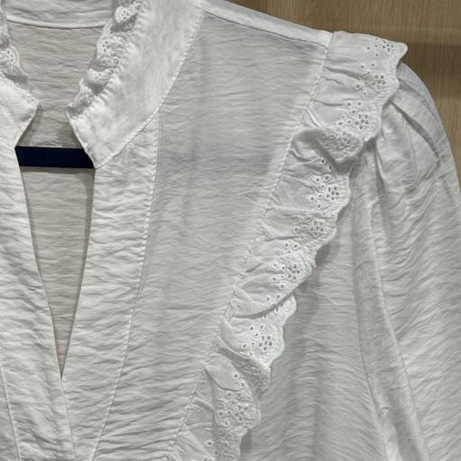 Camisa blanca volante tira bordada en pico [1]